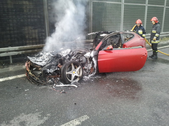 Još jedan Ferrari FF završio u plamenu + FOTO