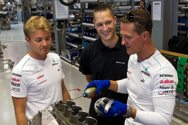 Schumacher i Rosberg sklopili AMG motor + FOTO