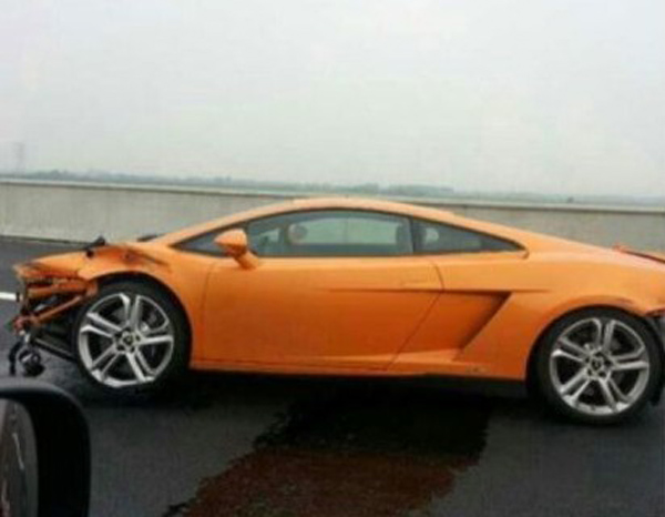 Kineski novinar uništio Lamborghini Gallardo na autoputu + FOTO
