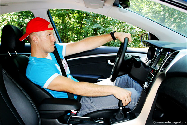Savetujemo: Ovako NE treba sedeti za volanom! (foto) - Automagazin