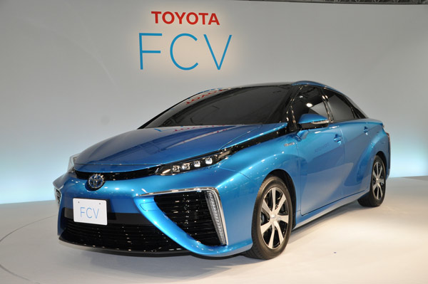 Toyota otkrila FCV - prvi masovni automobil na gorive ćelije (video)