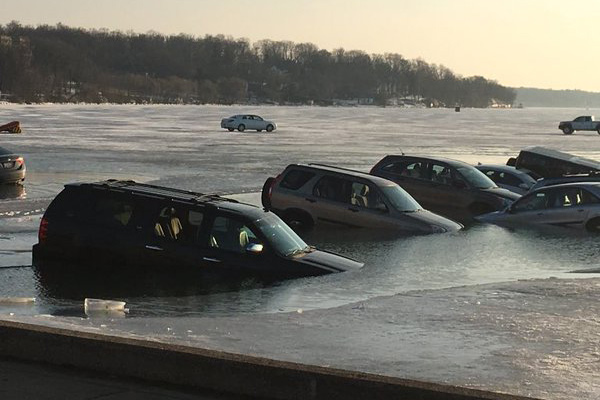Parkirali su automobile na zaleđenom jezeru, a onda je otoplilo (FOTO)