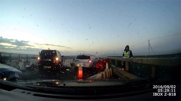 Kada je loše vreme, a vozač nedovoljno pažljiv, dogodi se ovo (VIDEO)