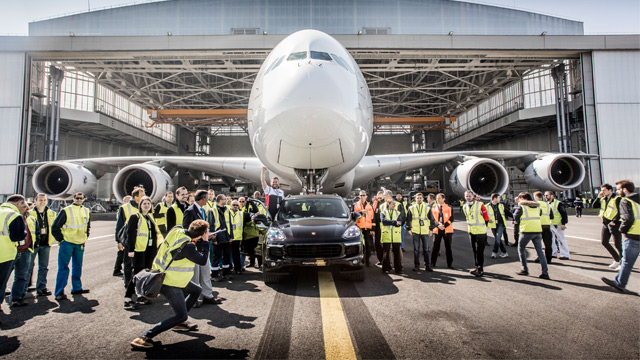 Porsche Cayenne povukao najveći putnički avion na svetu (foto+video)