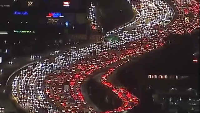 Video: snimci saobraćaja u Los Angelesu podsećaju na božićne ukrase