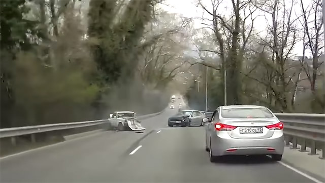 Pogledajte strašne saobraćajne nesreće u Rusiji (VIDEO)