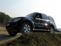 Mitsubishi Pajero Velauto