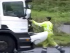 Najveći vozač idiot - sa drugim vozačem se obračunao lopatom! (VIDEO)